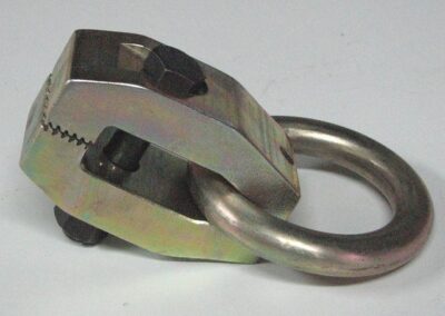 Klamra blacharska mała 40mm (515-002) Wymiary: szerokość: 40mm, długość: 115mm, waga: 3kg, średnica kółka: 115mm z pręta o średnicy 18mm. Klamra wykonana jest z wysokogatunkowej stali (szczęka nie jest odlewem ani też odkuwką), zęby klamry są dodatkowo utwardzane poprzez hartowanie co zapewnia im długi czas eksploatacji. Do skręcania służy śruba M16 o klasie wytrzymałości 10,9. Dodatkowym atutem klamry jest system samo zaciskania podczas ciągnięcia.